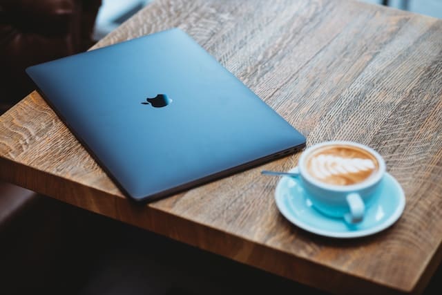 Laptop und Kaffee mit SEO-Strategie und Onpage, Offpage